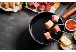 Surprise your friends with a red wine fondue