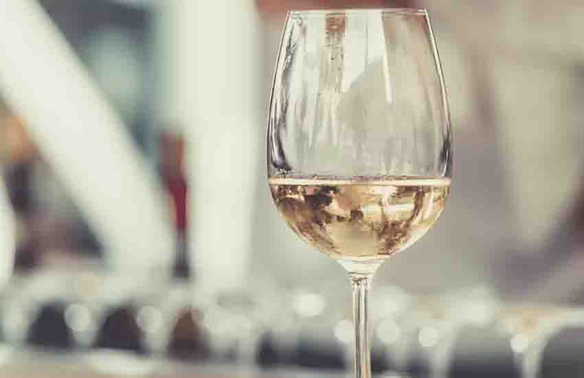 Pourquoi boit-on du vin dans des verres à pied ? - Avenue des Vins